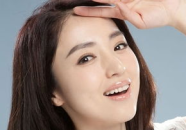 外国小姐姐脑门上长痘痘,痘痘下的异域风情